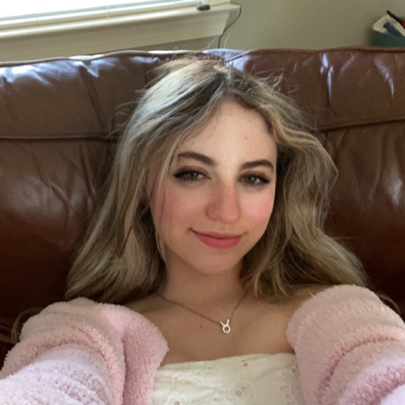 Profile Picture of Winnie Pattee (@i_paint_things) on Poshmark