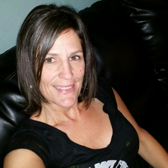 Profile Picture of Heather Springstead (@heyyer) on Poshmark