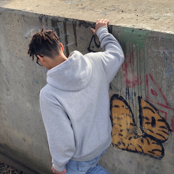 Profile Picture of Evan Thayer (@evanthayer) on Poshmark