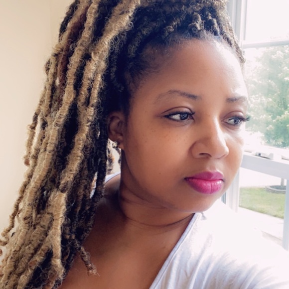 Profile Picture of Shelly Mac (@shellzm007) on Poshmark