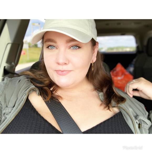 Profile Picture of Ella Madlinger (@emadlinger) on Poshmark