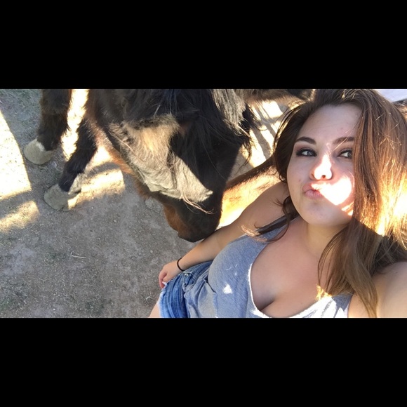Profile Picture of Kenadee Henriksen (@kenadeetay) on Poshmark