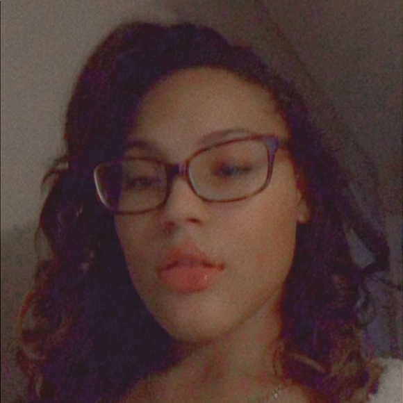 Profile Picture of Tiana Lamberty (@tianalanise) on Poshmark