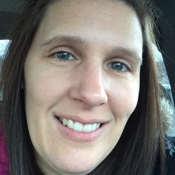 Profile Picture of Lindsay Stoneking (@lindsay1977) on Poshmark