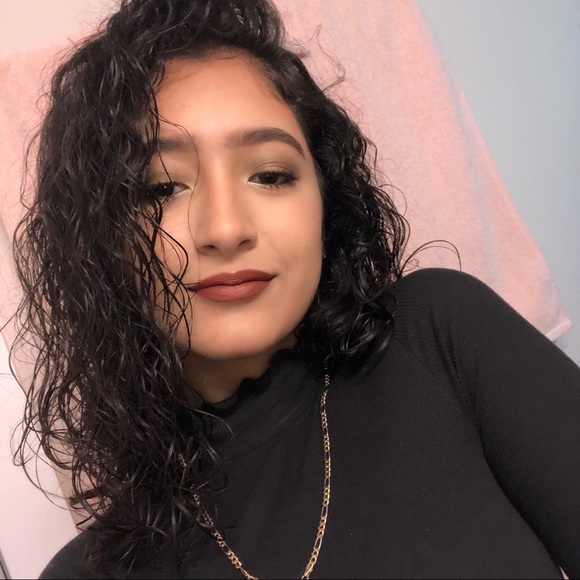 Profile Picture of Atzimba A (@atzimbaa) on Poshmark