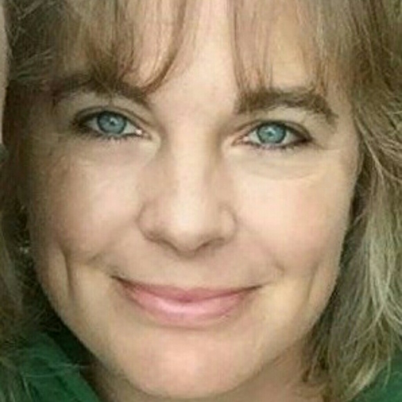 Profile Picture of Andrea Asher (@aeasher) on Poshmark