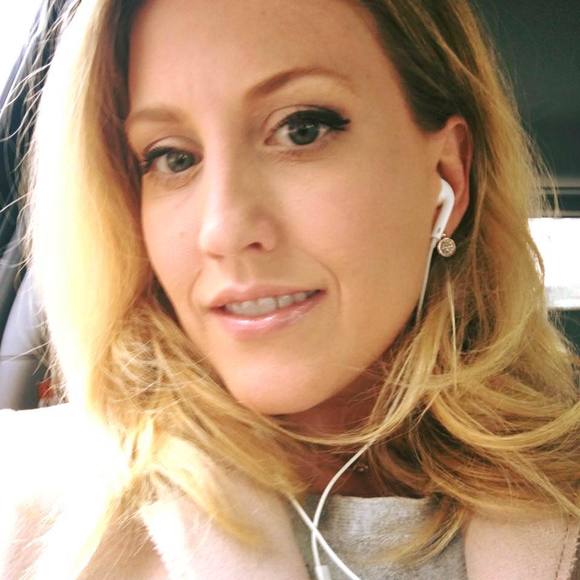 Profile Picture of Leslie Danilson (@sparkyld77) on Poshmark