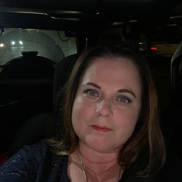 Profile Picture of Sheree Robertson (@shereerobertson) on Poshmark