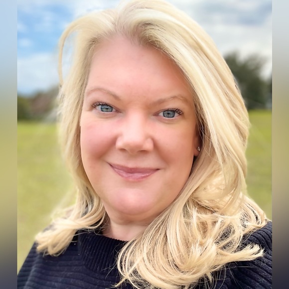 Profile Picture of Jaclyn Halliday (@hallij) on Poshmark