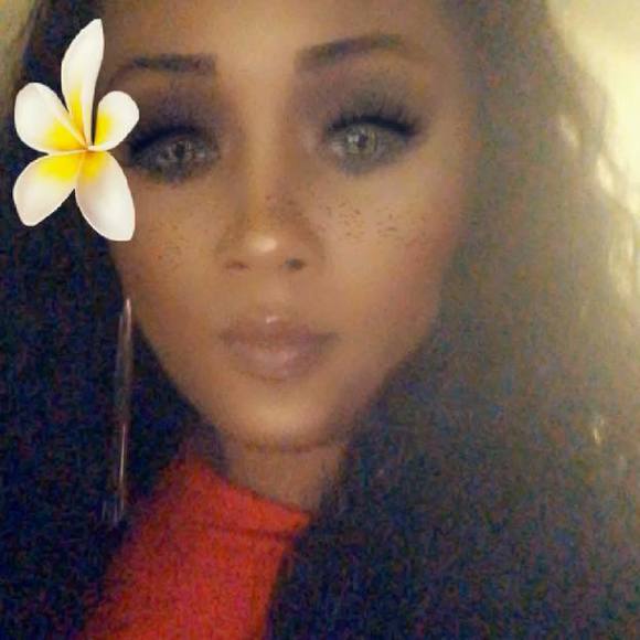 Profile Picture of Fayola Brown (@platinumbody) on Poshmark