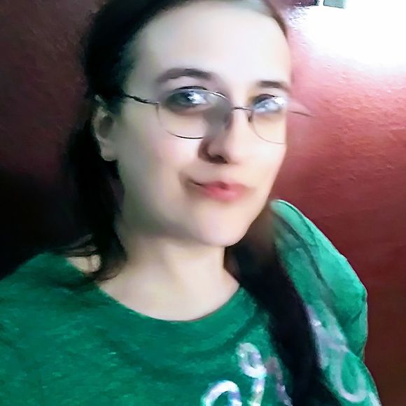 Profile Picture of Erin Chapasko (@peachysakura24) on Poshmark