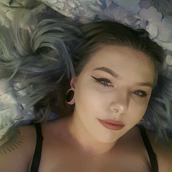 Profile Picture of Haley Huffman (@haleyh2000) on Poshmark