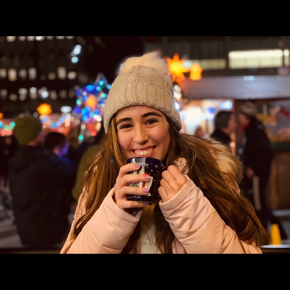 Profile Picture of Melanie Gamboe (@melaniejgamboa) on Poshmark