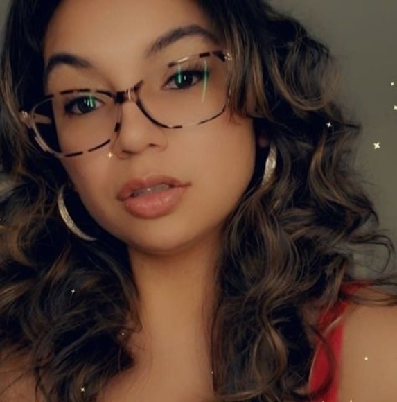 Profile Picture of Samantha Curley (@ellie_girl26) on Poshmark
