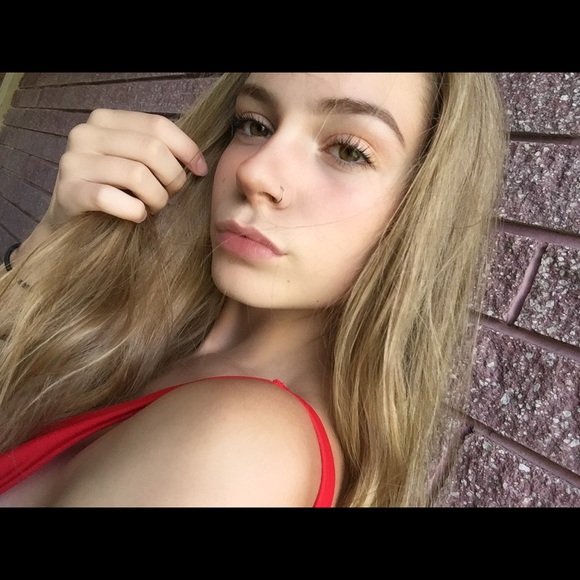 Profile Picture of Jaylyn Vanschoiack (@vanschoiack16) on Poshmark
