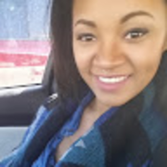 Profile Picture of Gloria Manning (@gloria_manning) on Poshmark