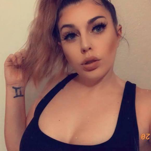 Profile Picture of Jenna Andrews (@jennaandrews23) on Poshmark