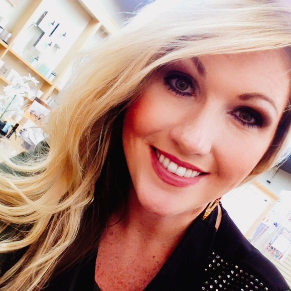 Profile Picture of Marlene Lassiter (@marlenemachelle) on Poshmark