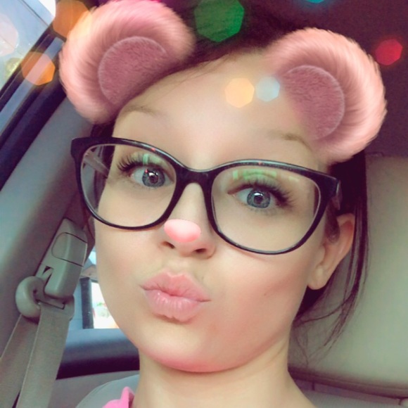 Profile Picture of Stacie Cox (@stacee86) on Poshmark
