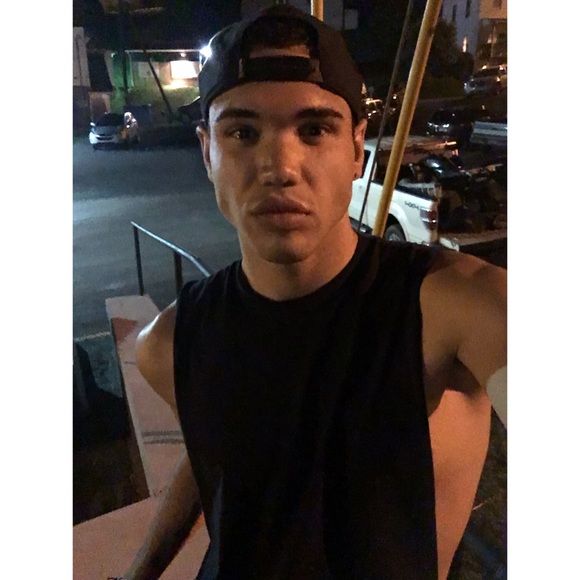 Profile Picture of Michael Bledsoe (@mbledsoe88) on Poshmark