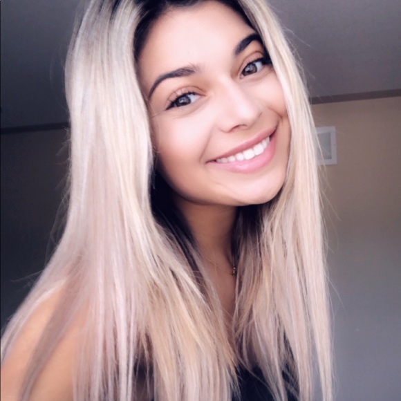 Profile Picture of Olivia Pace (@oliviapacee) on Poshmark