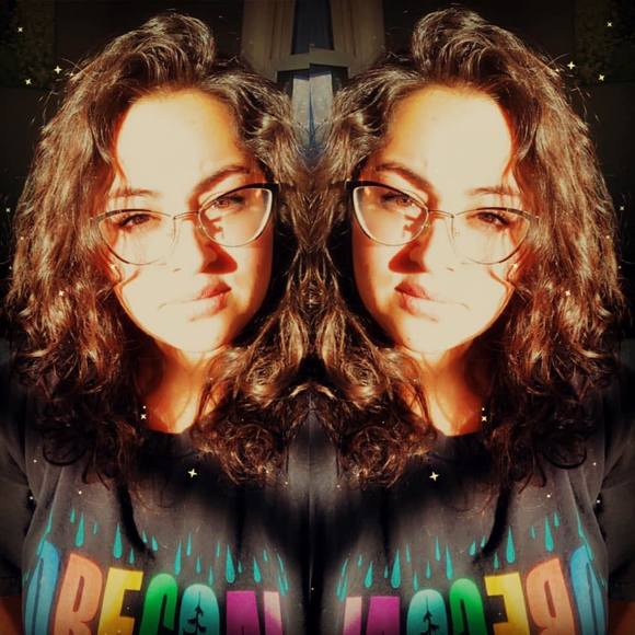Profile Picture of Danielle Soto - eckert (@danielles720) on Poshmark