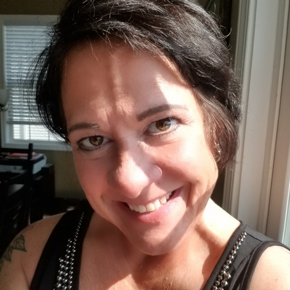 Profile Picture of Deborah Dolfi (@dvdolfi) on Poshmark