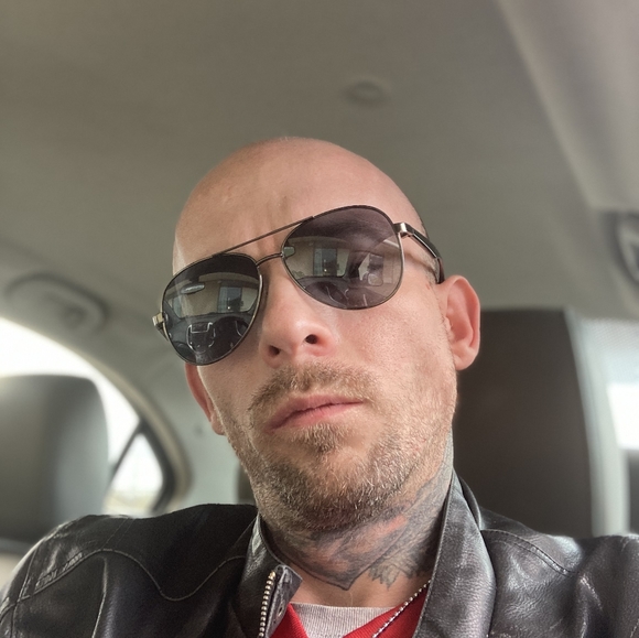 Profile Picture of Brandon Shoemaker (@bshoemaker1986) on Poshmark
