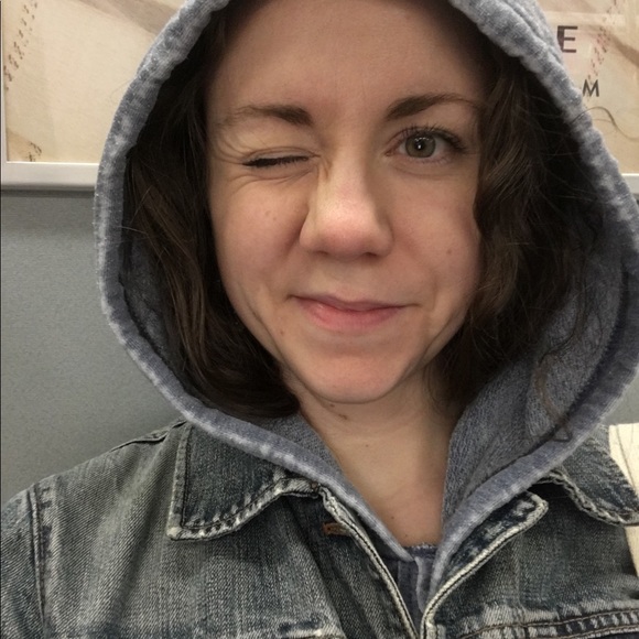 Profile Picture of Christa Wroblewski (@cmwroblewski) on Poshmark