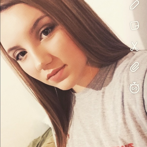 Profile Picture of Erika Layton (@erika_elaine) on Poshmark