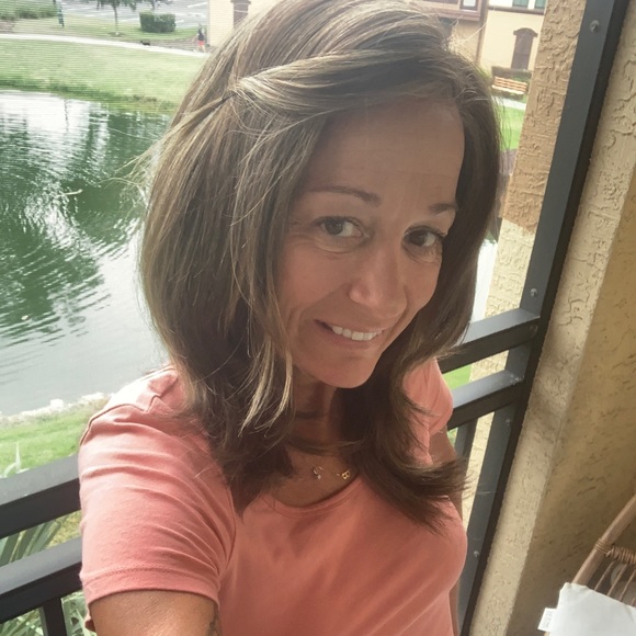 Profile Picture of Rebecca Giannelli (@rebeccagiannell) on Poshmark