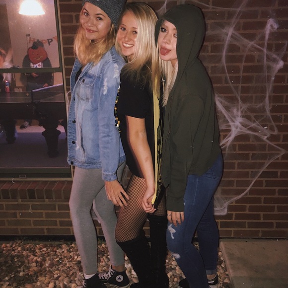 Haley Fecher - Poshmark Profile Picture of Haley Fecher (@haleyfecher) on Poshmark