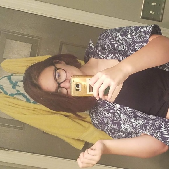 Profile Picture of Autumn Artz (@autumnartz) on Poshmark