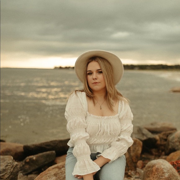 Profile Picture of Nicole Tyc (@nicoletyc) on Poshmark