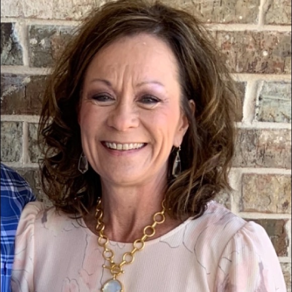 Profile Picture of Lisa Eddins (@leddins) on Poshmark