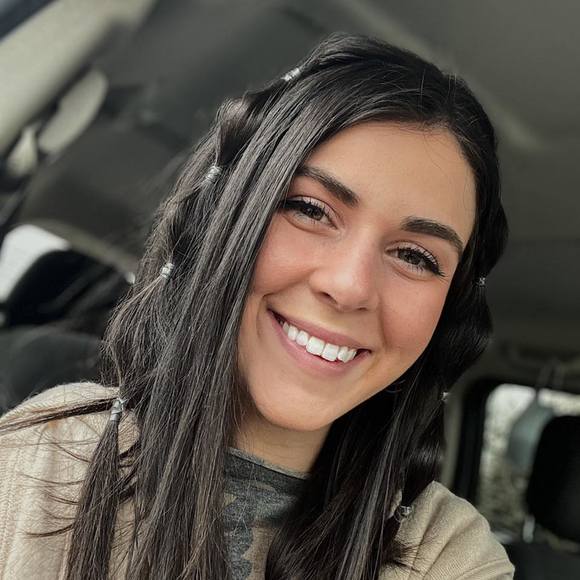 Profile Picture of Kelly Larason (@klarason11) on Poshmark