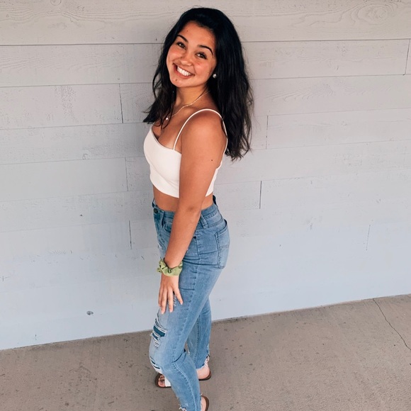 Profile Picture of Elyse Maramara (@elysemaramara) on Poshmark