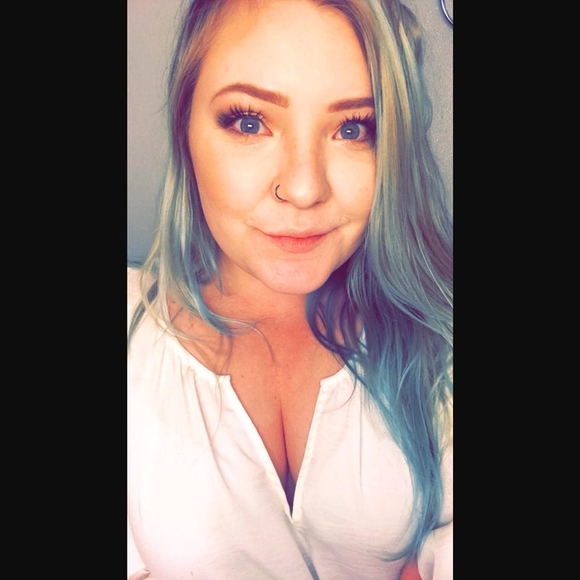 Profile Picture of Laurie Vandeusen (@itslauriebaby) on Poshmark