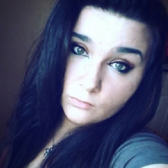 Profile Picture of Cheyenne Greenzweig (@cgreenzweig) on Poshmark