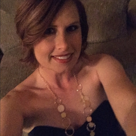 Profile Picture of Andrea Hoxie (@alarhp) on Poshmark