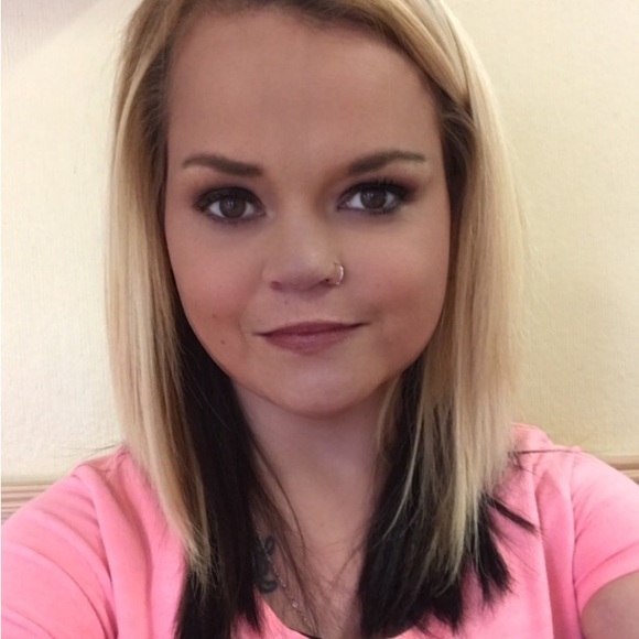 Profile Picture of Thomasina Wallen (@thomasina2026) on Poshmark