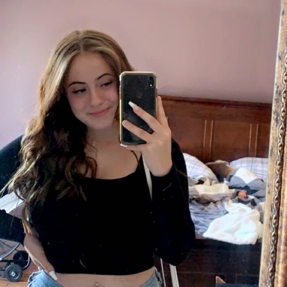 Profile Picture of Siena Piombo (@sienapiombo) on Poshmark