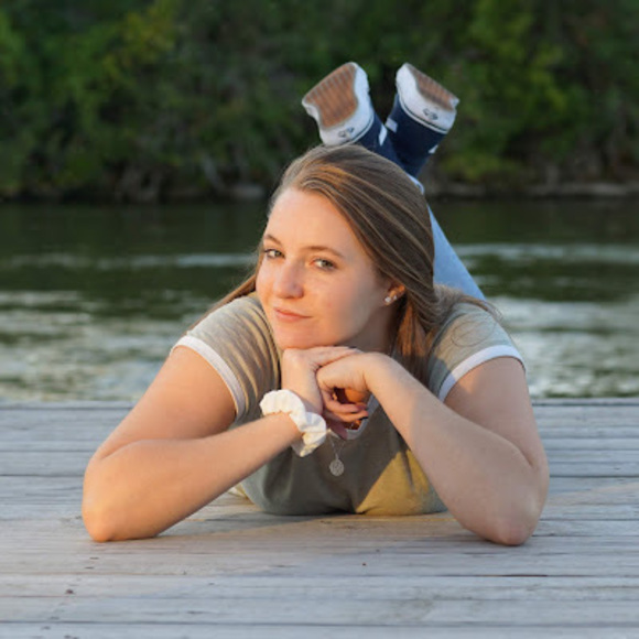 Profile Picture of Sydney Landsverk (@smlandsverk) on Poshmark