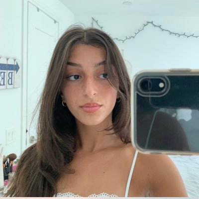 Profile Picture of Julia (@julia_bertucci) on Twitter