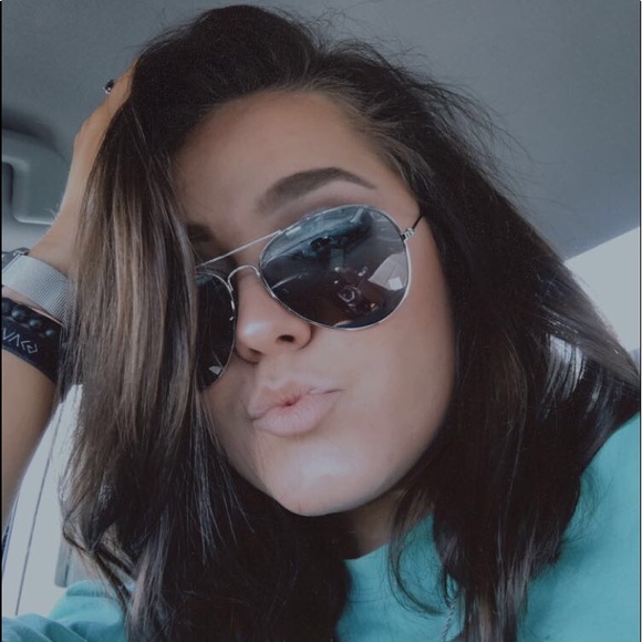 Profile Picture of Caroline Gornto (@emery_caroline) on Poshmark