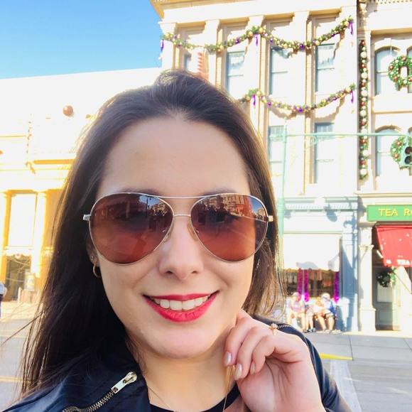 Profile Picture of Daniela Lucianetti (@danielaalves88) on Poshmark