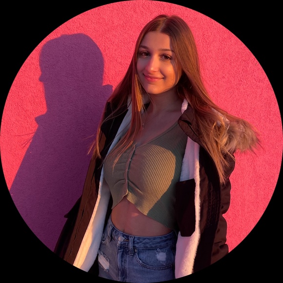 Profile Picture of Tessa Phillips (@tessaphillips) on Poshmark