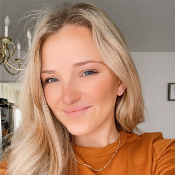 Profile Picture of Abby Teters (@abbyteters) on Poshmark