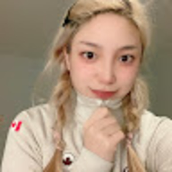 Profile Picture of Yiqi Xu (@xuyiqirenee) on Poshmark