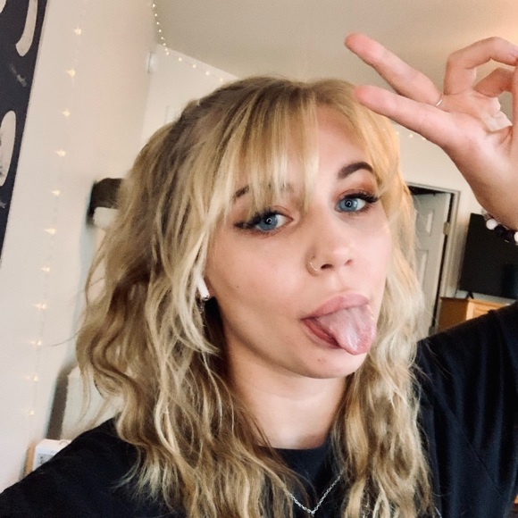 Profile Picture of Kelsey Amundsen (@kelseyaamundsen) on Poshmark